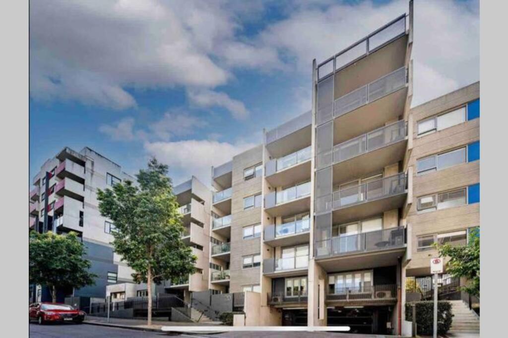 Sunny Balcony Over A Calm Private Garden Melbourne Exterior foto
